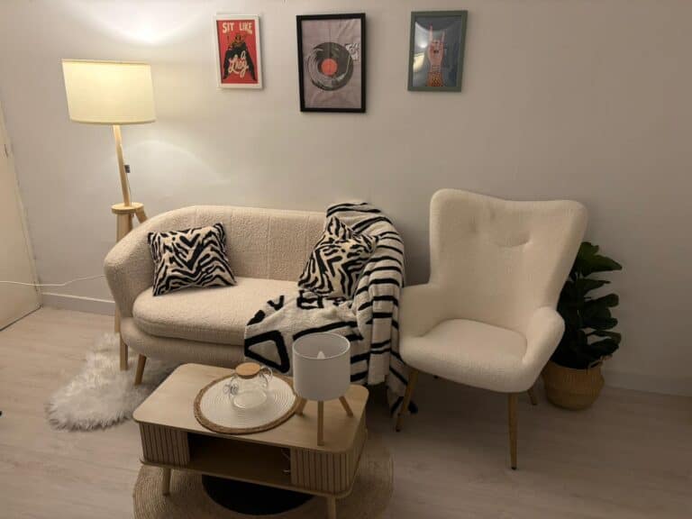 Salita con sofá, sillón y cuadros