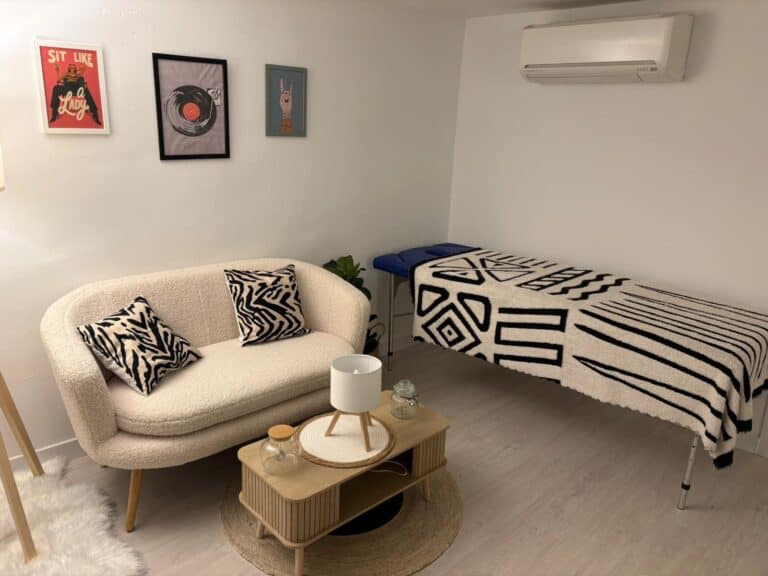 Salita con sofá, mesa y decoración