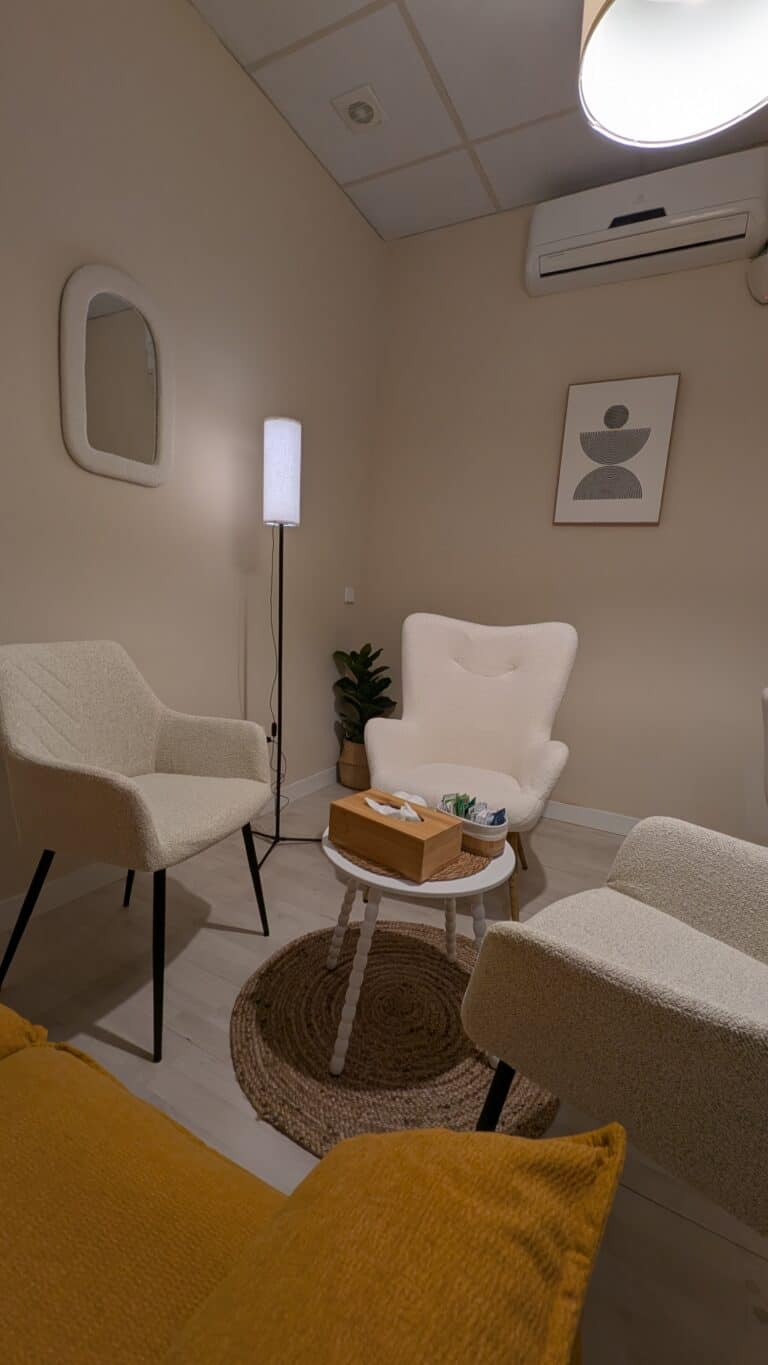 Sala con sofá, sillones y mesa auxiliar