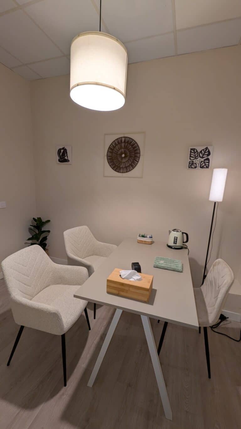 Sala con mesa, sillas y lámpara de pie