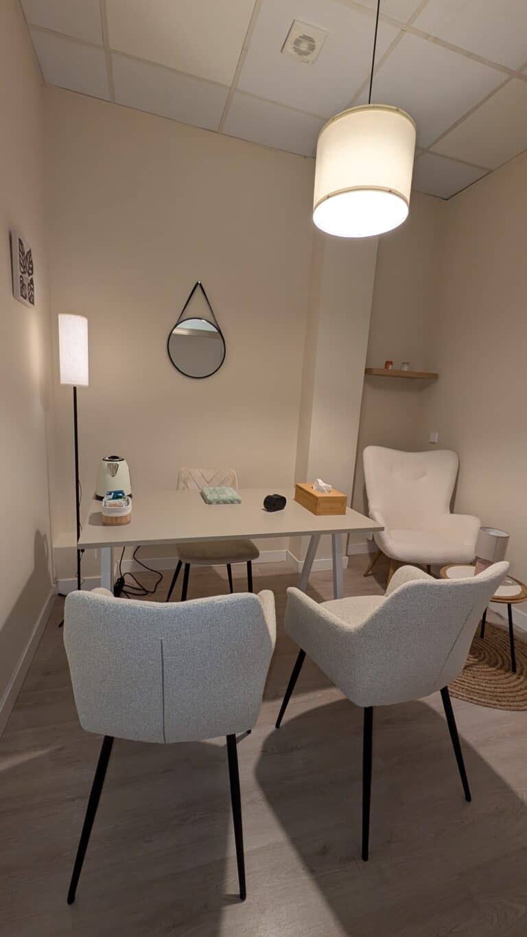 Sala con mesa de trabajo, sillas y sillón
