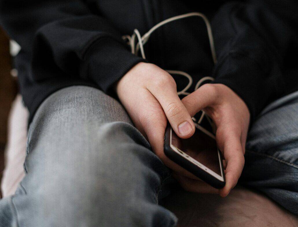 Adolescente y madre en una
  conversación tensa sin entenderse