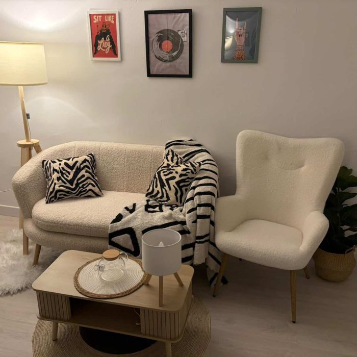 Sala moderna y acogedora en Lekua, un lugar para ti, con muebles cómodos y decoración elegante.