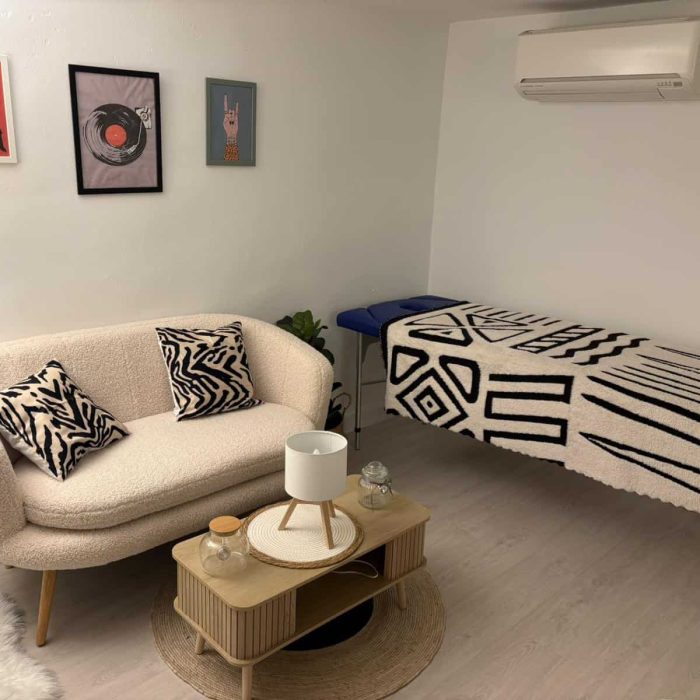 Espacio acogedor en Lekua con sofá, mesa y decoración moderna, ideal para relajarse y disfrutar en u.