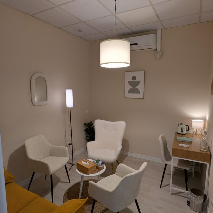 Sala de coworking tranquila y acogedora en Lekua, perspectiva entrada.