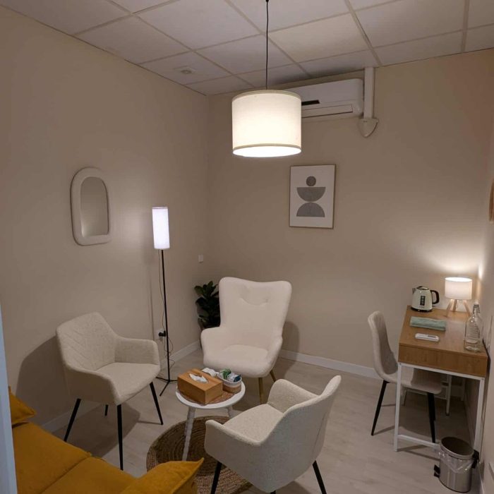 Sala de coworking tranquila y acogedora en Lekua, perspectiva entrada.
