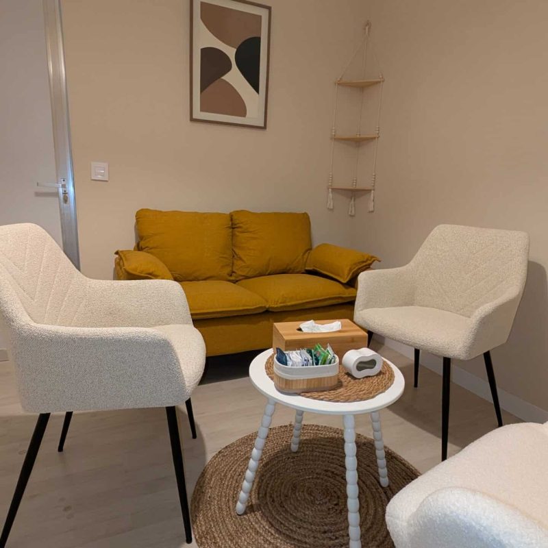 Sala de coworking tranquila y acogedora, un espacio seguro para escucharte en Lekua, perspectiva detalle que muestra sofá, sillas y mesa auxiliar y entrada.