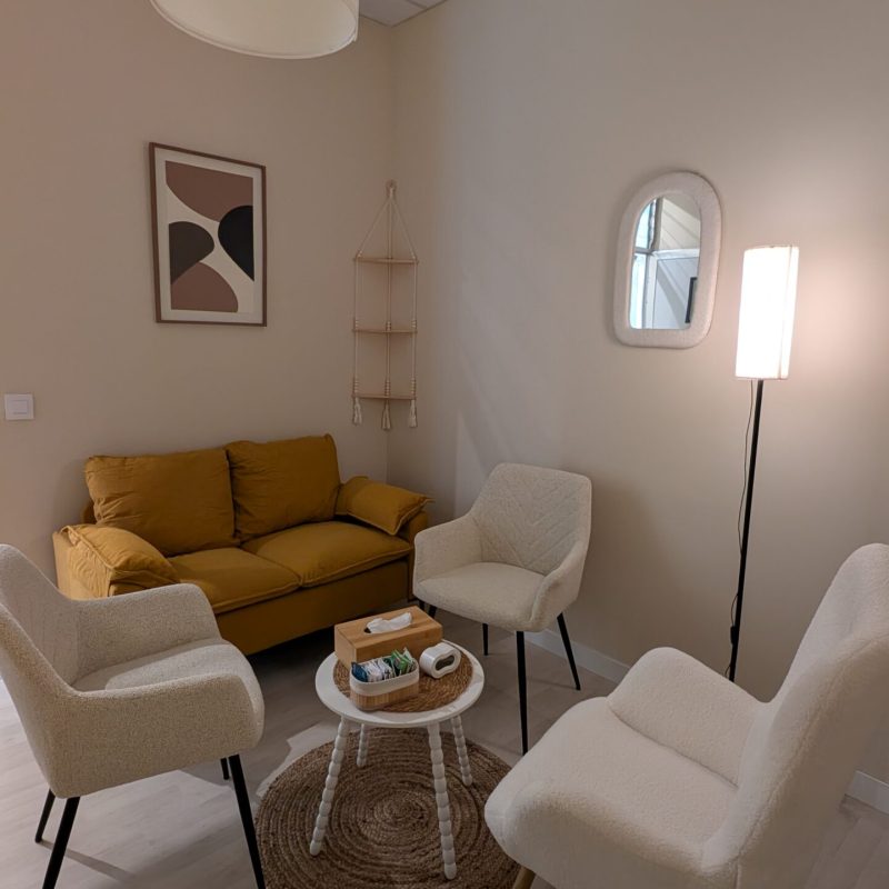 Sala de coworking tranquila y acogedora, un espacio seguro para escucharte en Lekua, perspectiva que muestra sofá y sillas.