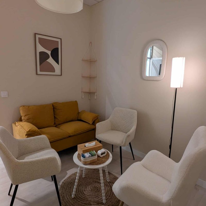 Sala de coworking tranquila y acogedora, un espacio seguro para escucharte en Lekua, perspectiva que muestra sofá y sillas.
