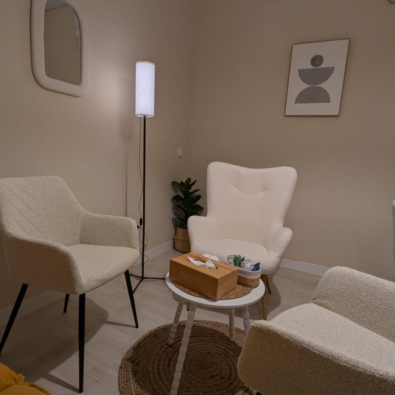 Sala de coworking tranquila y acogedora, un espacio seguro para escucharte en Lekua, perspectiva que muestra sofá, sillas y mesa auxiliar.