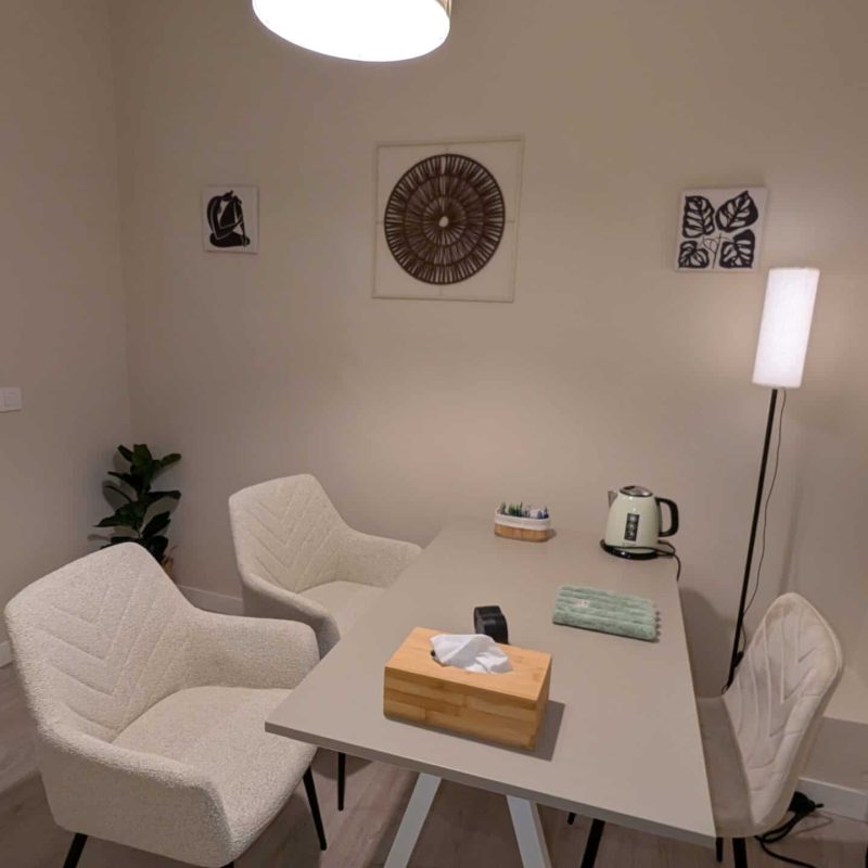 Sala de coworking con luz natural, tranquila y acogedora en Lekua, perspectiva que muestra mesa de trabajo, sillas y la decoración.