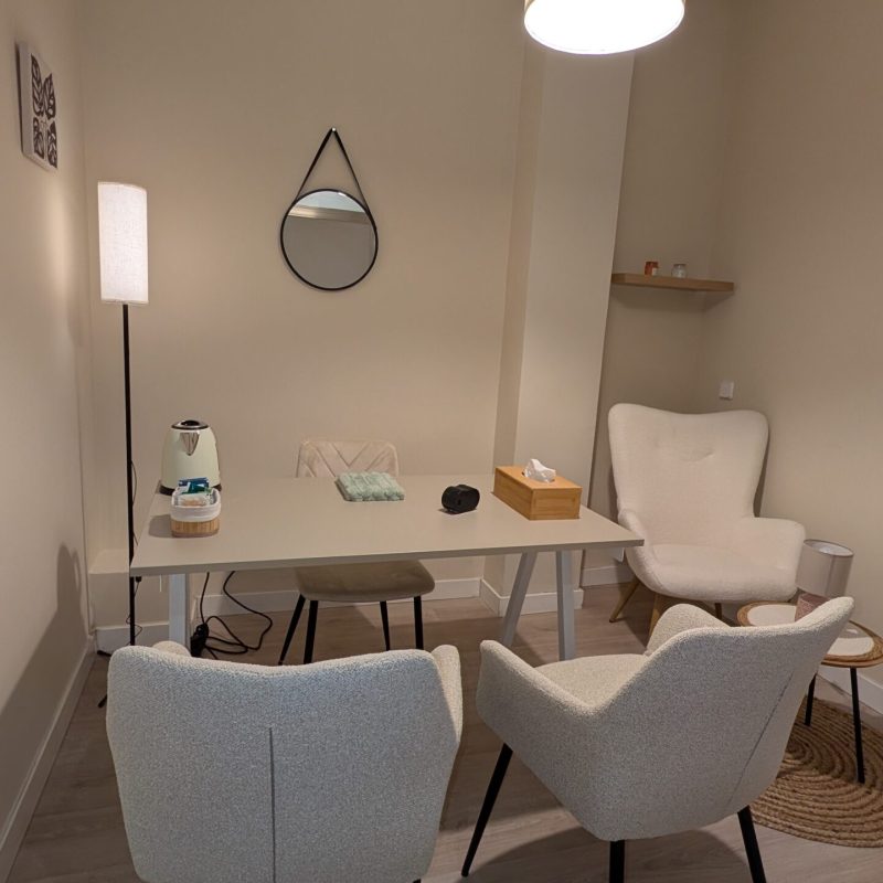 Sala de coworking con luz natural, tranquila y acogedora en Lekua, perspectiva que muestra mesa de trabajo, sillas y sillón.