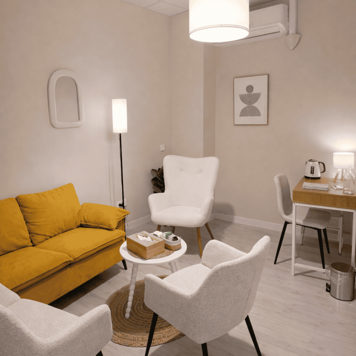 Espacio de relajación con sillones y sofá en Lekua, un lugar para ti, ideal para descansar y disfrut.