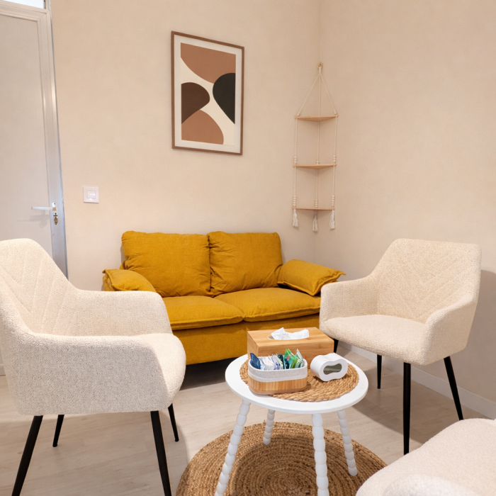 coworking_sala2_perpectiva_sofa_sillas_mesa_auxiliar_entrada