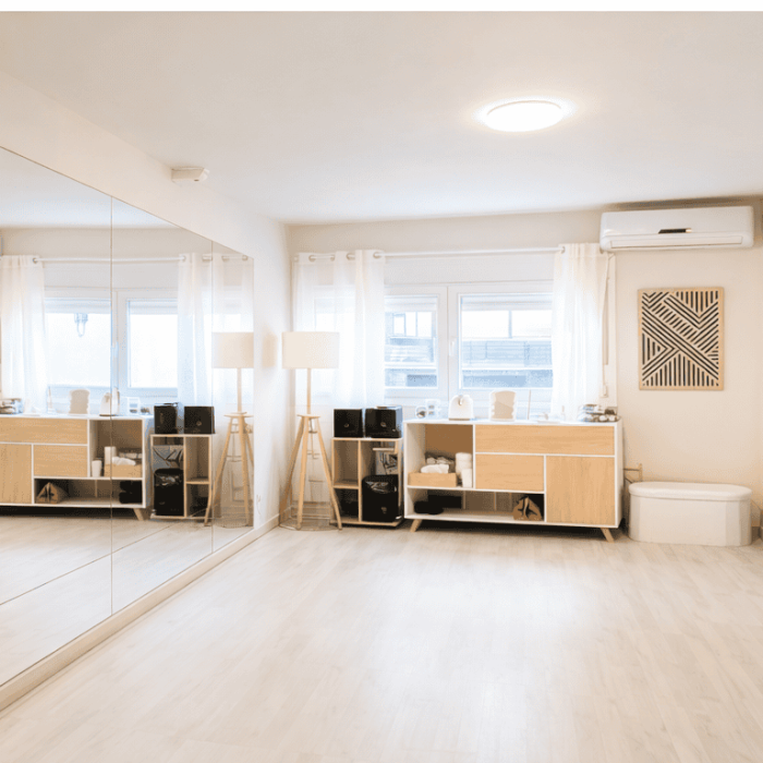 Espacio de yoga y bienestar en Lekua, un lugar para ti, con ambiente tranquilo y moderno para relaja.