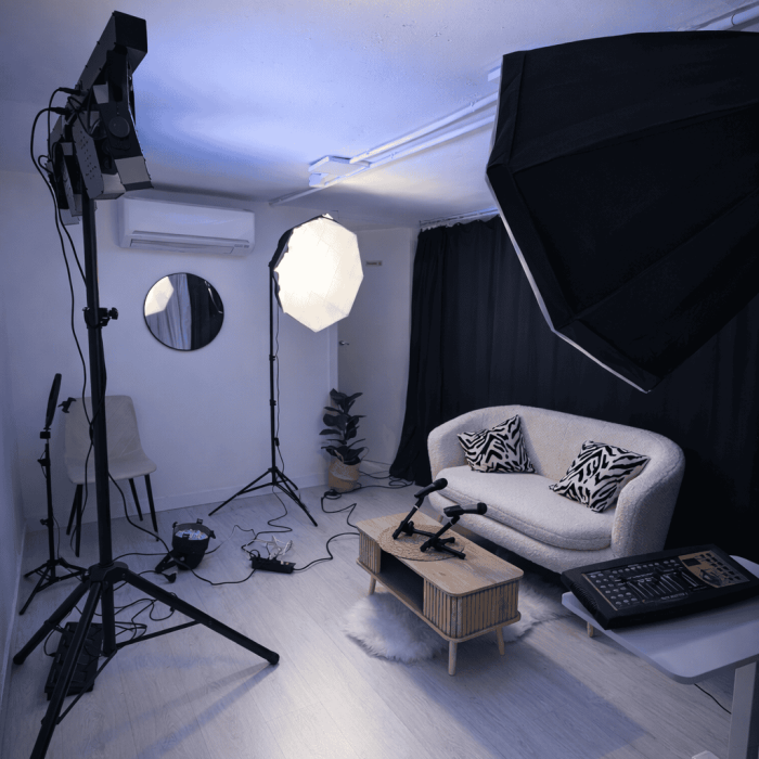 Fotografía de un estudio de grabación profesional con iluminación y equipo de producción en interior.